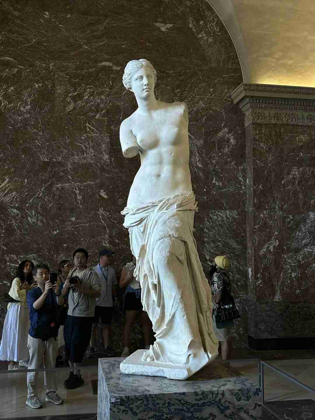 Découvrez le moyen idéal pour explorer les musées de Paris : profitez de l'art avec un guide touristique musical