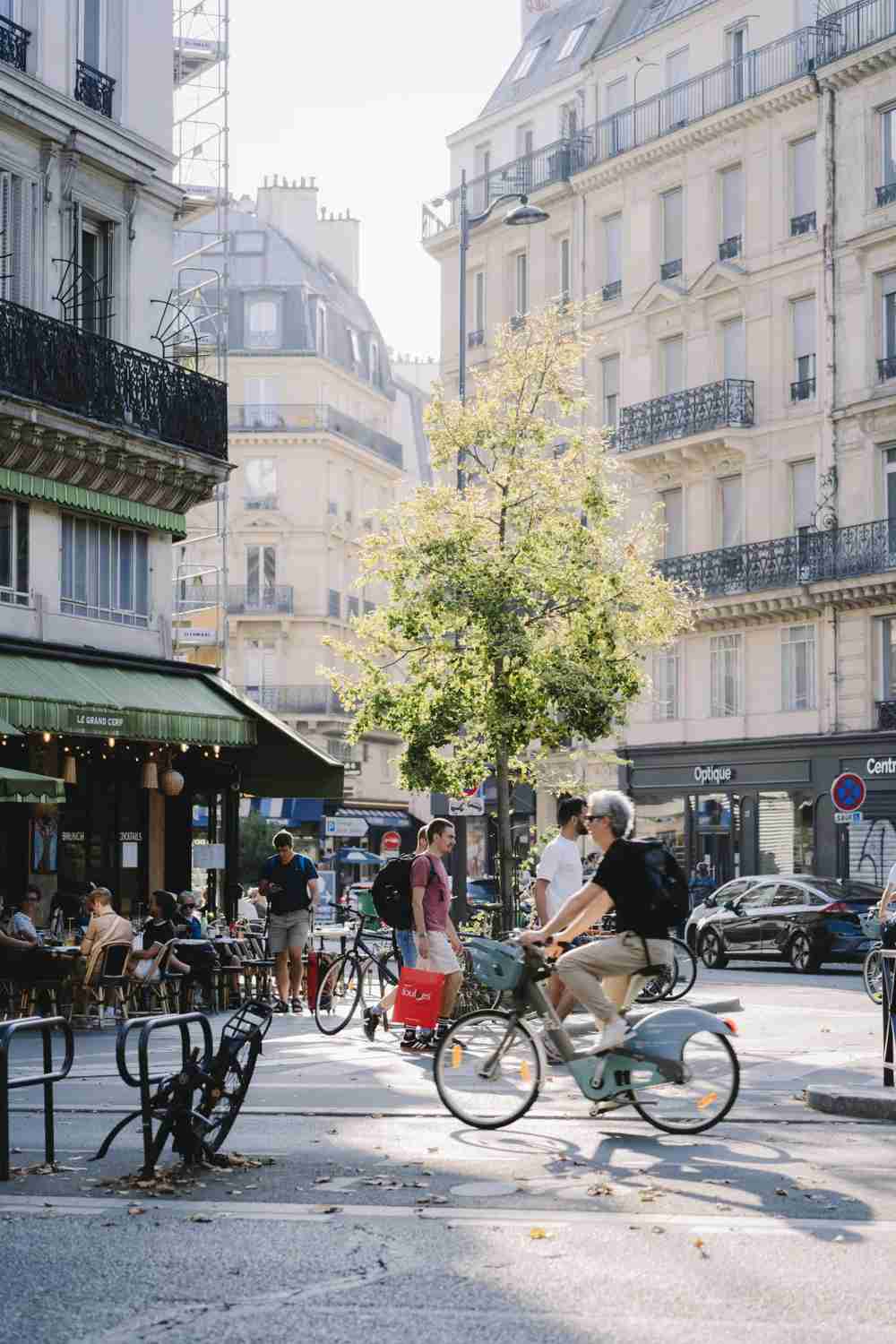 Guide de photographie de rue à Paris : Découvrir la vraie beauté au-delà de l'amour ou du désordre